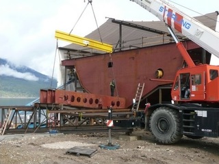 keel-for-aft-module-3-being-set-in-place.-320x240